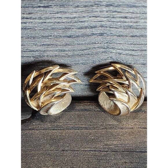 Trifari Crown Signed Vintage Clip On Feather Flame Gold Tone Earrings Textured - Picture 1 of 10